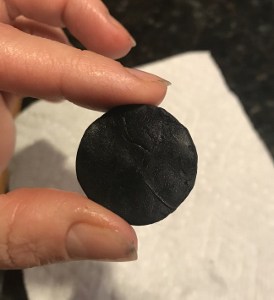 a cut out black fondant circle for Elmo's finished pupil