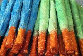 Star Wars Party Food - Blue and green light saber pretzel rods