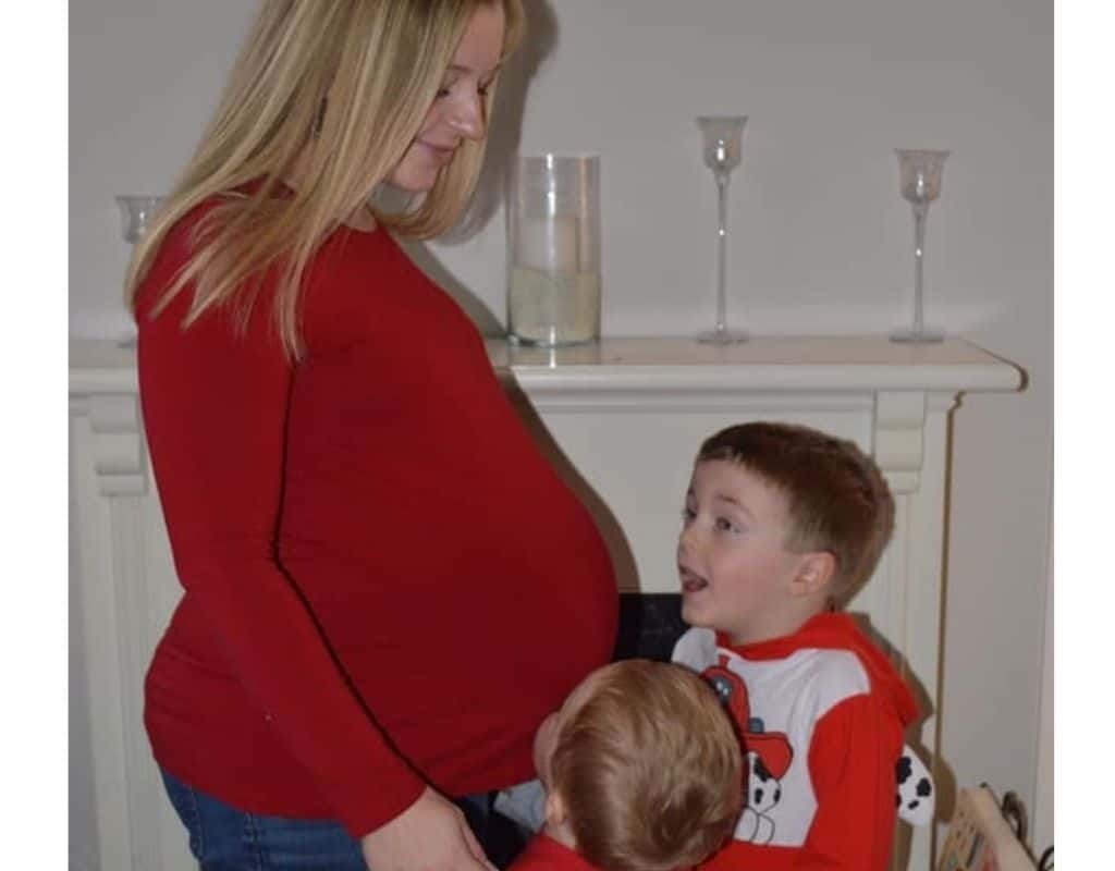 clever pregnancy comebacks featured image of pregnant woman with sons