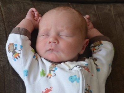 1 month old baby sleeping all day